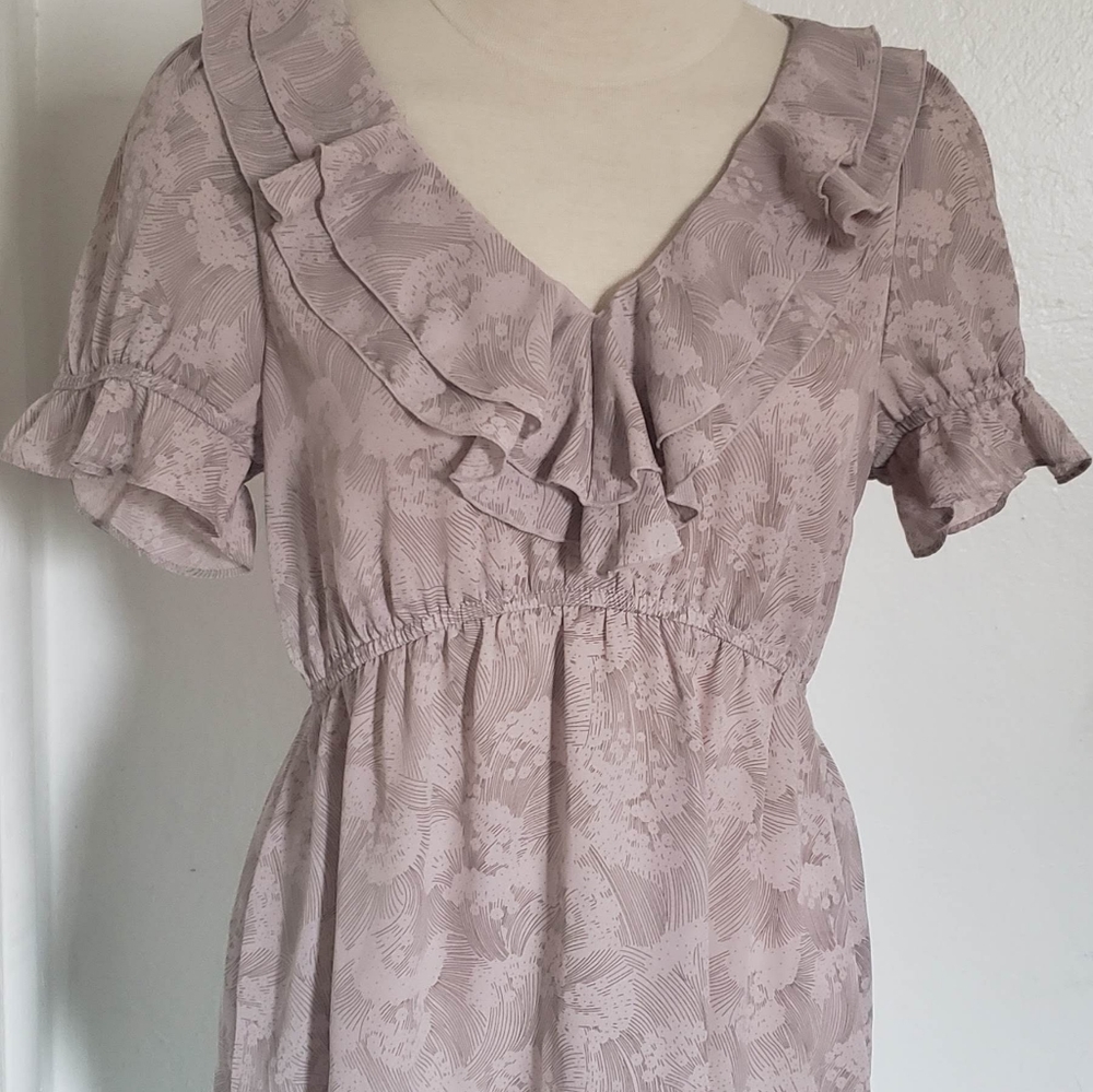 H & M Women's Top Blouse Vneck Mini Peplum Flowers
